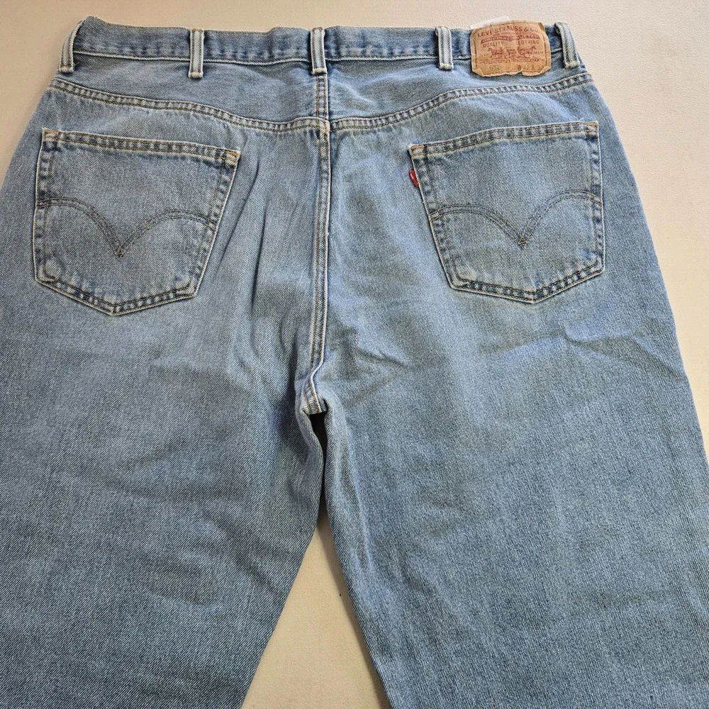 Levi's 550 Jeans Men's 42 x 31 (tag 42 x 32) Blue Light Wash Relaxed Fit Cotton